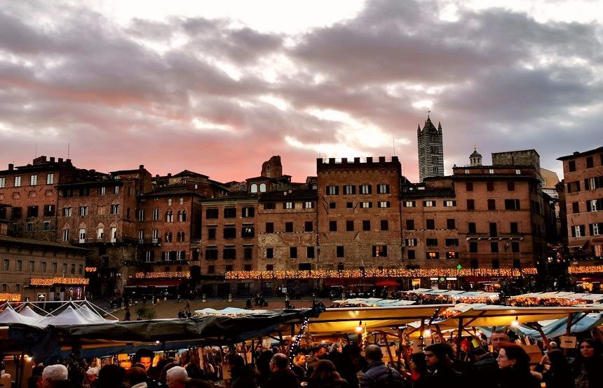 A Siena torna il Mercato nel Campo: tre giorni all'insegna della cultura del gusto