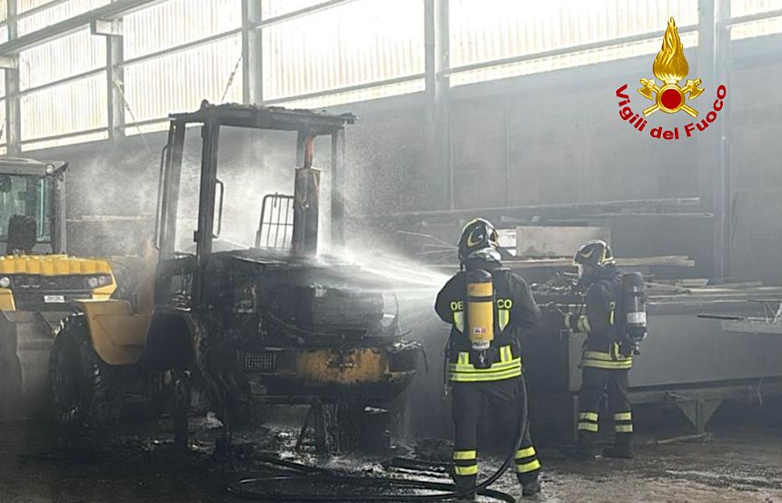 Incendio a Torrita di Siena, in fiamme un carrello elevatore in un capannone