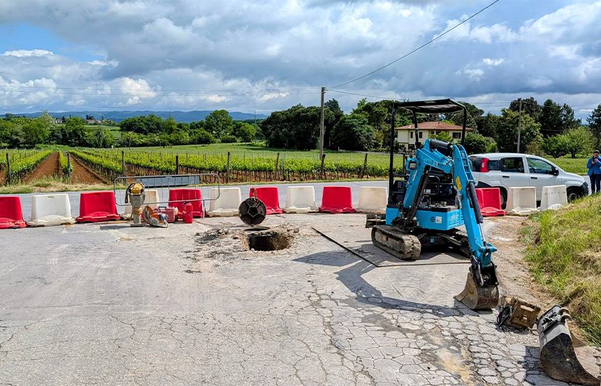 Colle Val d’Elsa, cedimento stradale tra Belvedere e Scarna: strada chiusa e traffico deviato