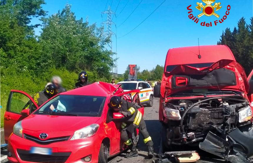 Siena, incidente tra furgone e auto sulla tangenziale ovest: morta una 78enne