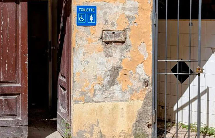 Colle di Val d'Elsa, al via i lavori per il rinnovamento dei bagni pubblici di piazza Arnolfo