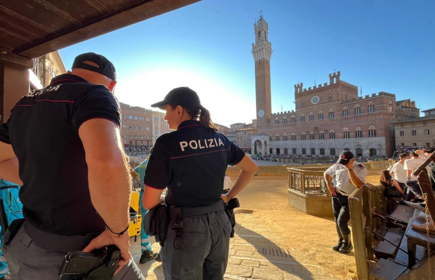 Siena, 51enne aggredisce un agente durante il Palio