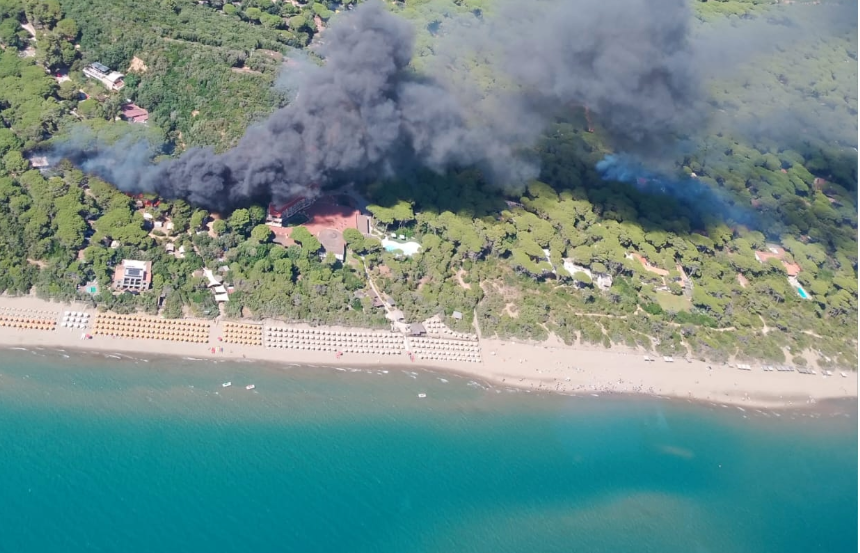 Incendio nella pineta di Castiglione della Pescaia: case e campeggi a rischio