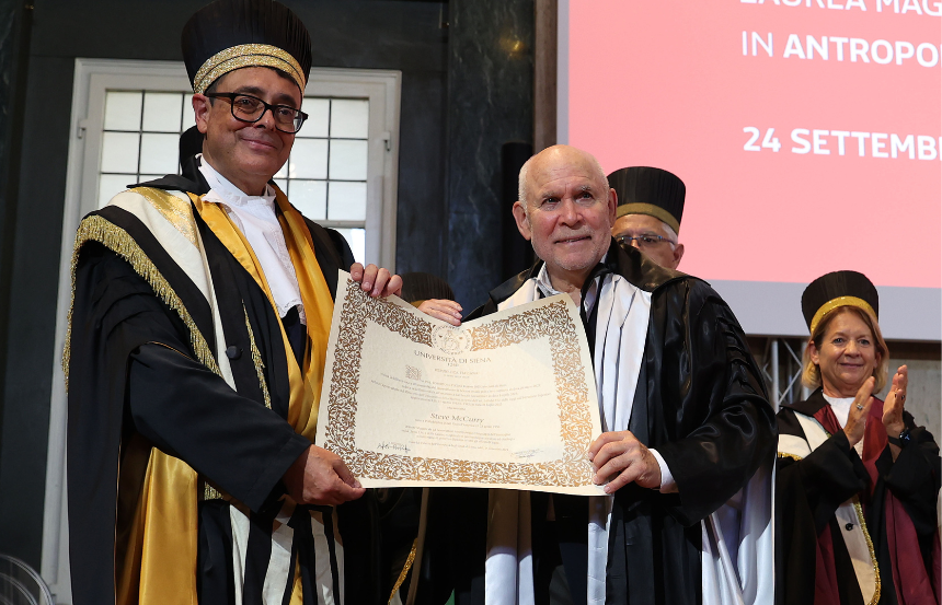 L'Università di Siena ha conferito la laurea ad honorem a Steve McCurry, narratore per immagini del tempo e del mondo contemporaneo