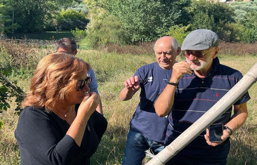 L’assessore Magi alla raccolta del luppolo nella valle di Follonica