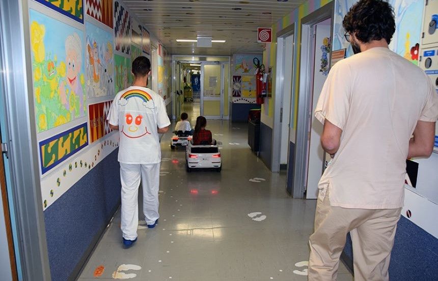 Auto elettriche in miniatura per entrare in sala operatoria: preziosa donazione per la Chirurgia pediatrica